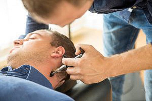 Chiropraktik Instrument Technik Behandlung von Gelenksblockaden mit medizinischen Geräten.